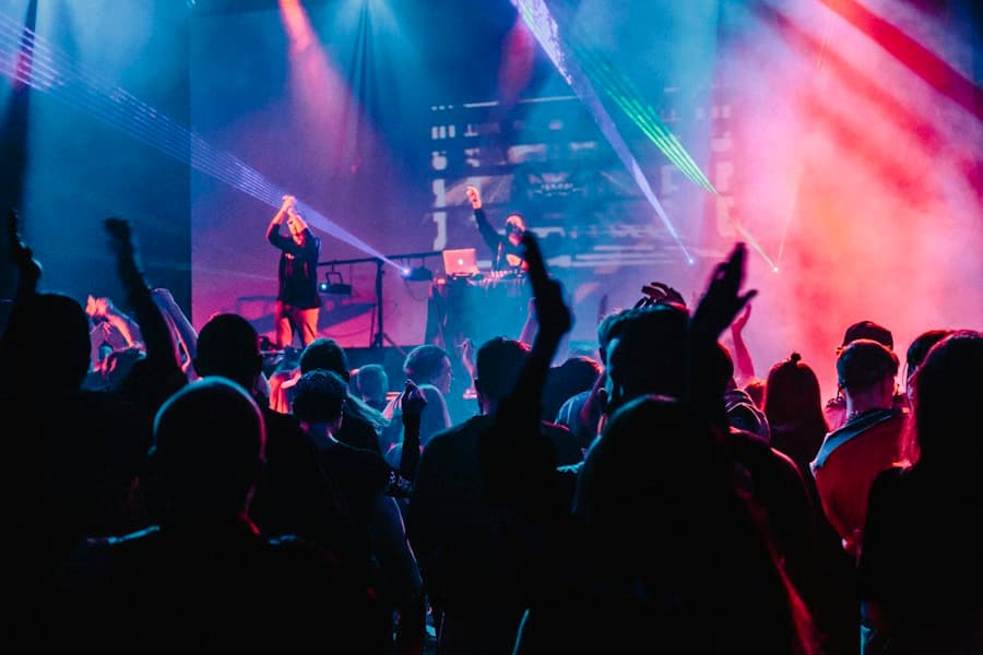 DJ mixt aan de draaitafels
