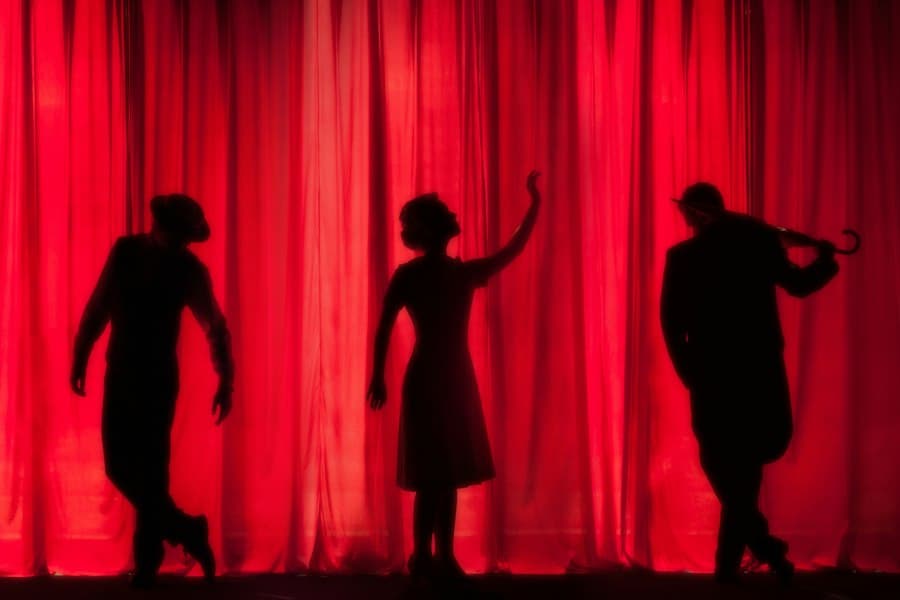 Acteur op een theaterpodium