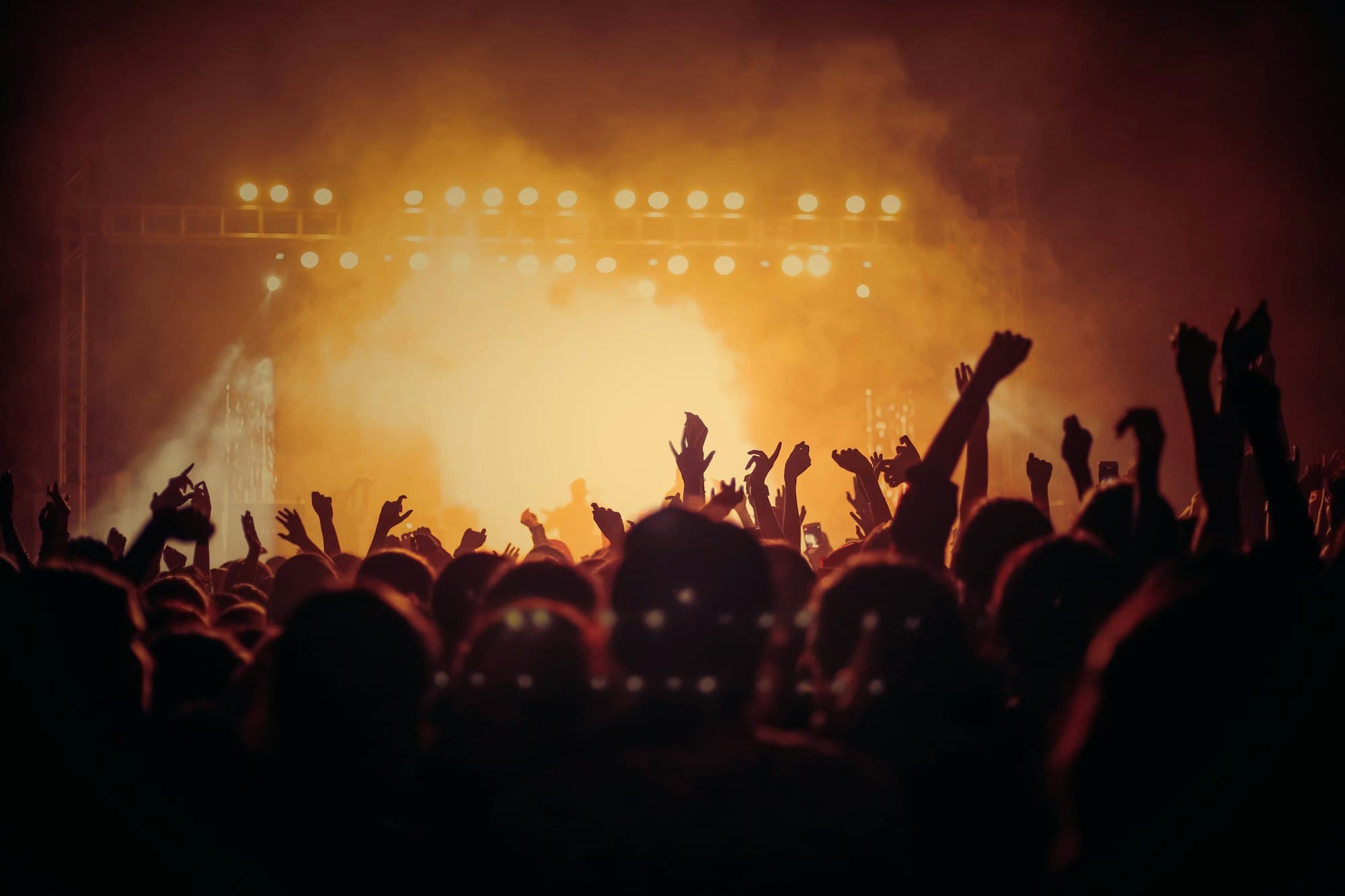 Festivalpubliek onder warm podiumlicht