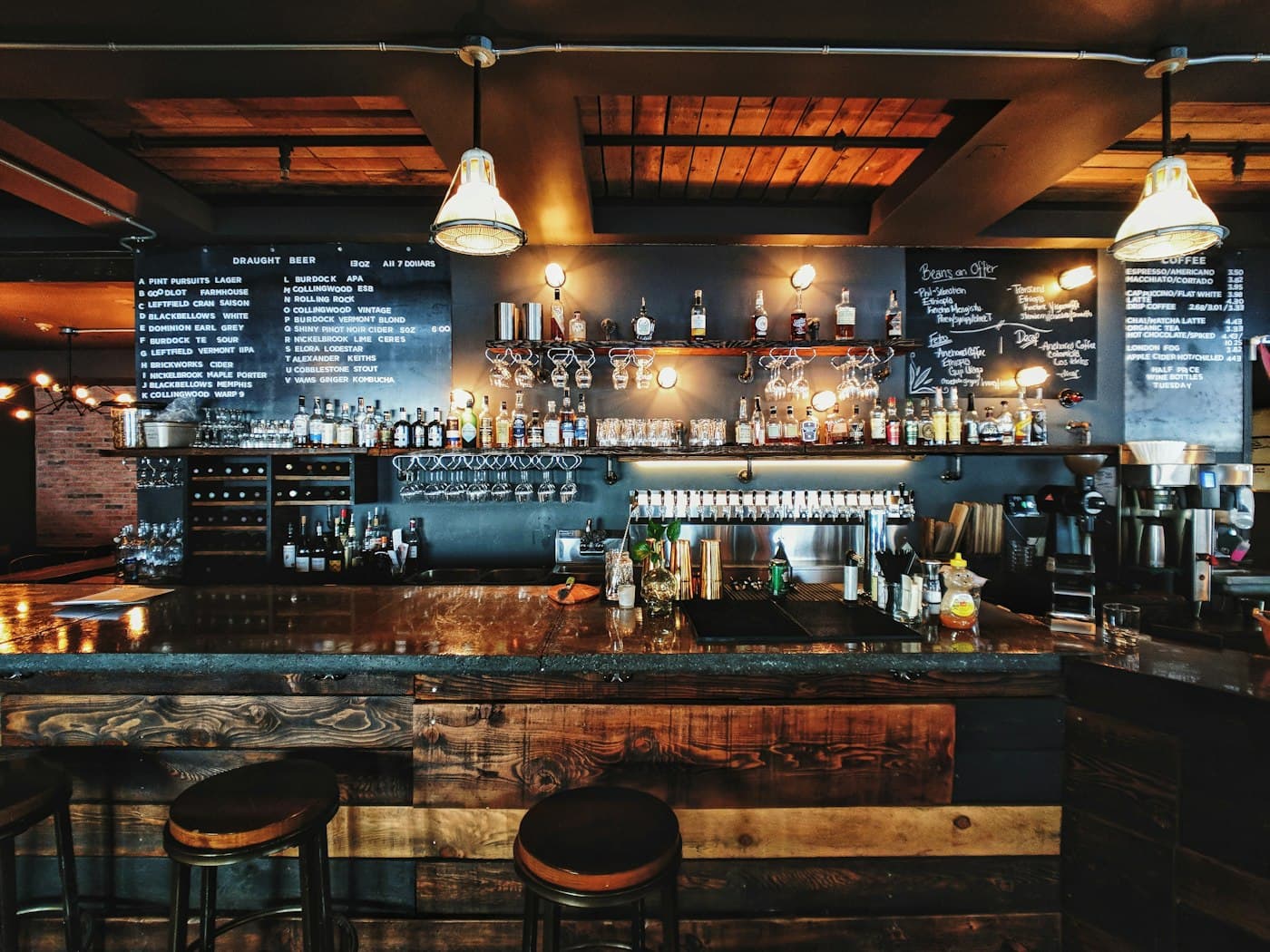 Lege bar met warm licht en barkrukken